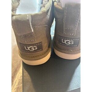 NWT UGG size 40 w9.5 m7